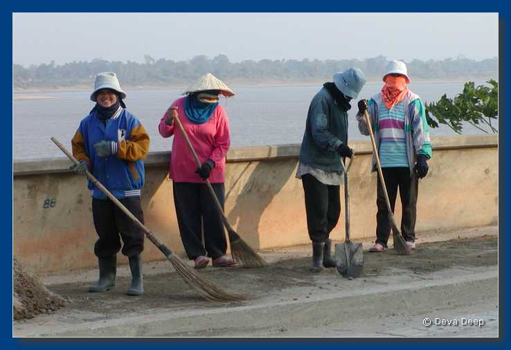 That Phanom Mekong women cleaning 20031221